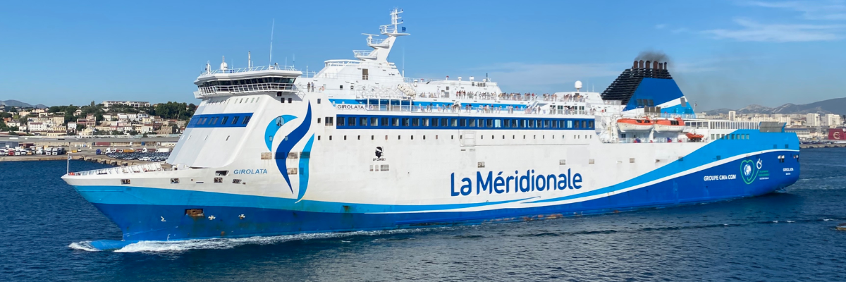 Ferry de La Méridionale en mer, symbolisant le partenariat avec l'Africa Eco Race